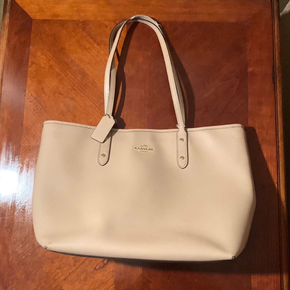 Coach purse medium size
